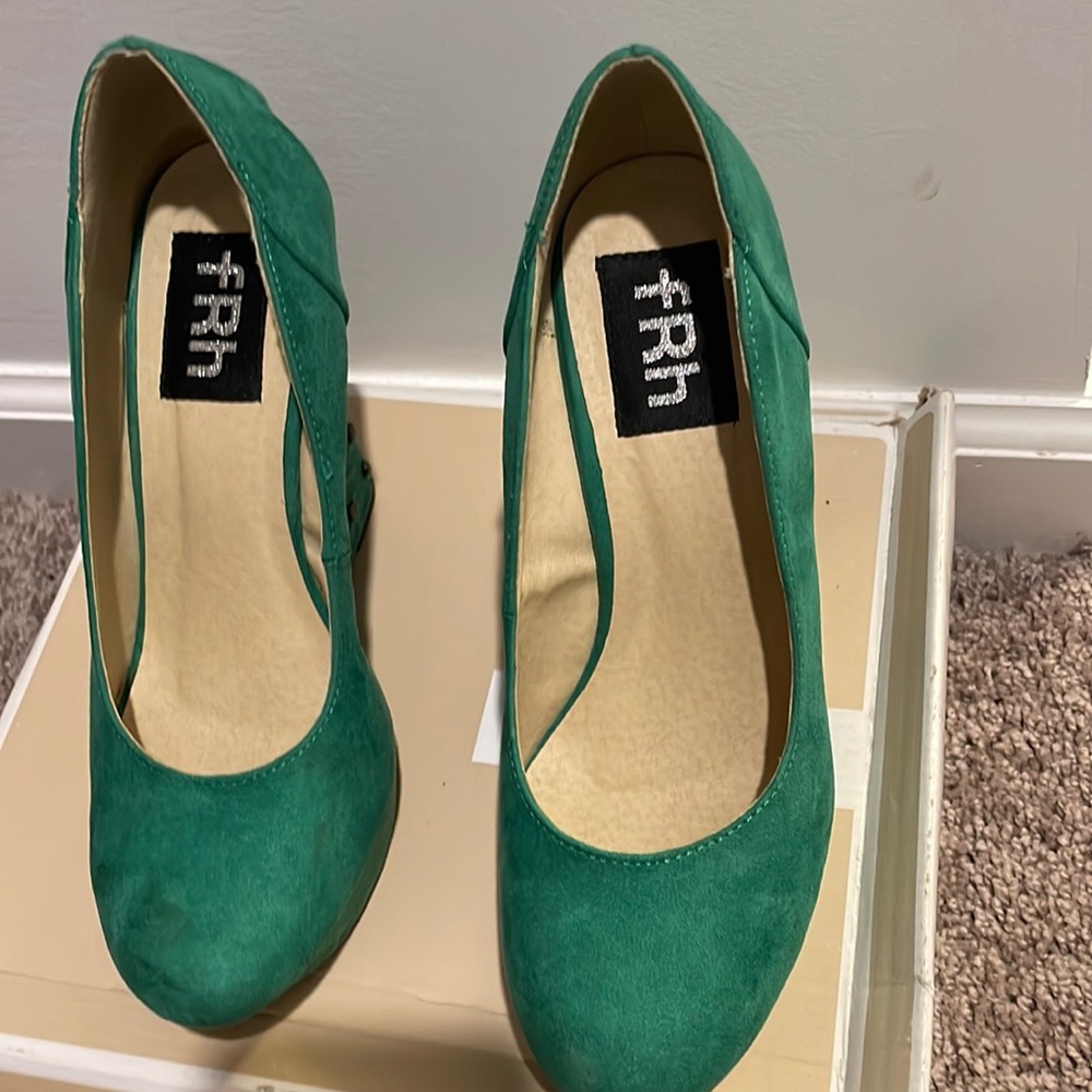 Green wedge studded heel